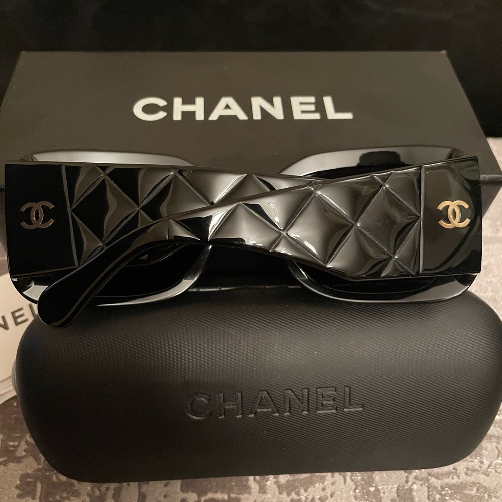AUTHENTIC CHANEL SUNGLASSES LIKE NEW!!!!!